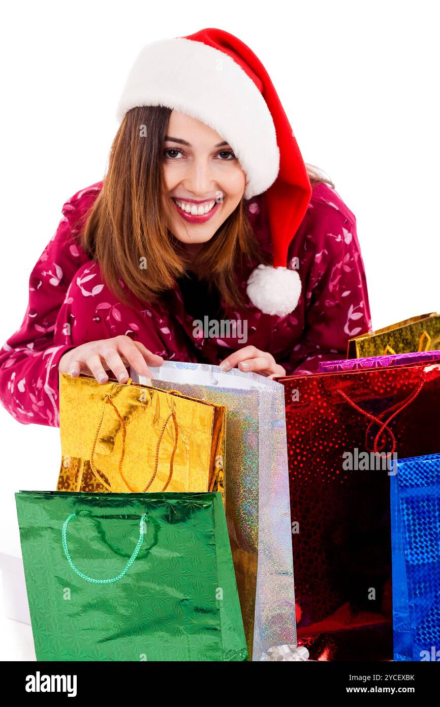 Portrait de dame portant chapeau de père noël appréciant ses cadeaux de noël Banque D'Images