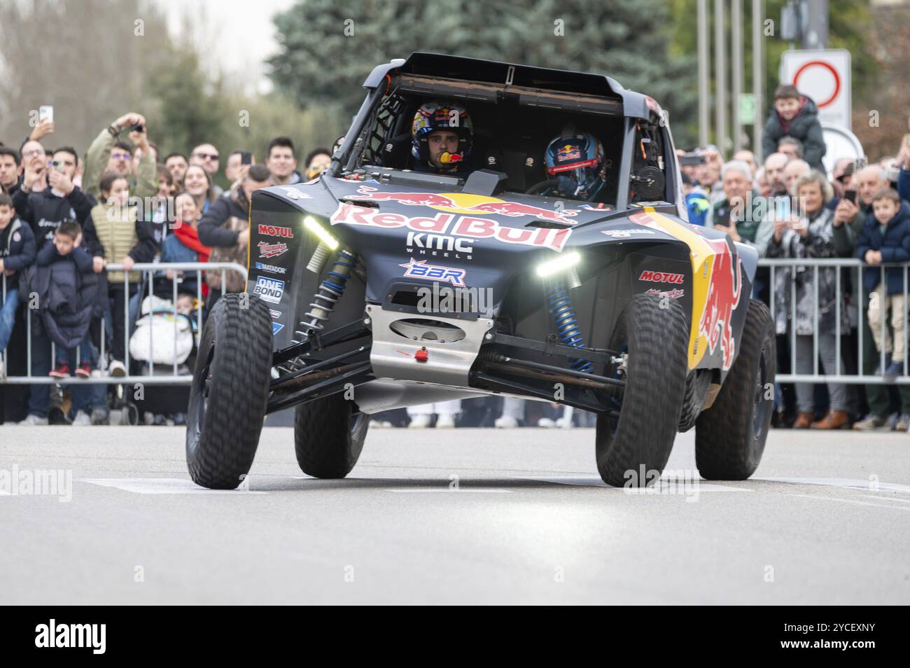 Burgos, Espagne, 16 mars 2024 : pilote Cristina Gutierrez lors d'une exposition de rue après être devenue championne du Rallye Dakar 2024 en catégorie T3., Europe Banque D'Images