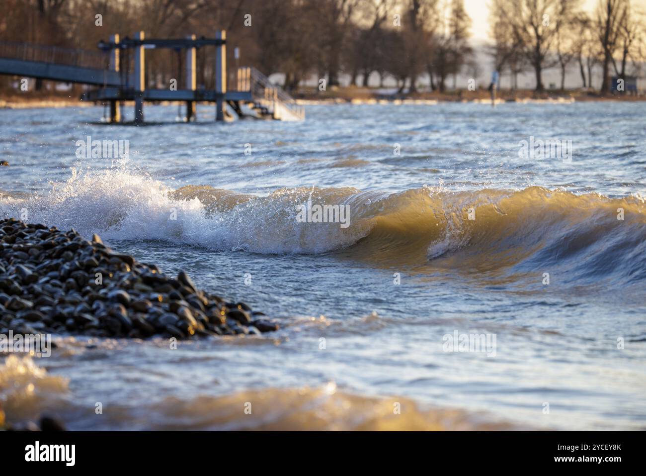 Petites vagues se brisant sur la rive rocheuse d'un lac, pont en arrière-plan, Hoernle, Constance, lac de Constance, Bade-Wuertemberg, Allemagne, Europe Banque D'Images