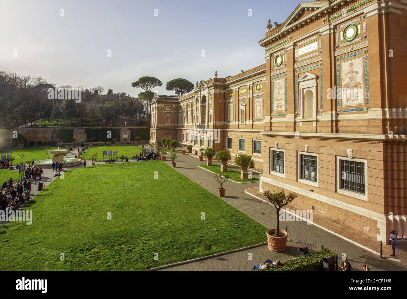 02-16-2016, Cité du Vatican, Rome, Italie. Les gens marchent dans Square Garden en face de Pinacoteca Gallery. Mandarines avec des fruits, herbe verte sur mea Banque D'Images