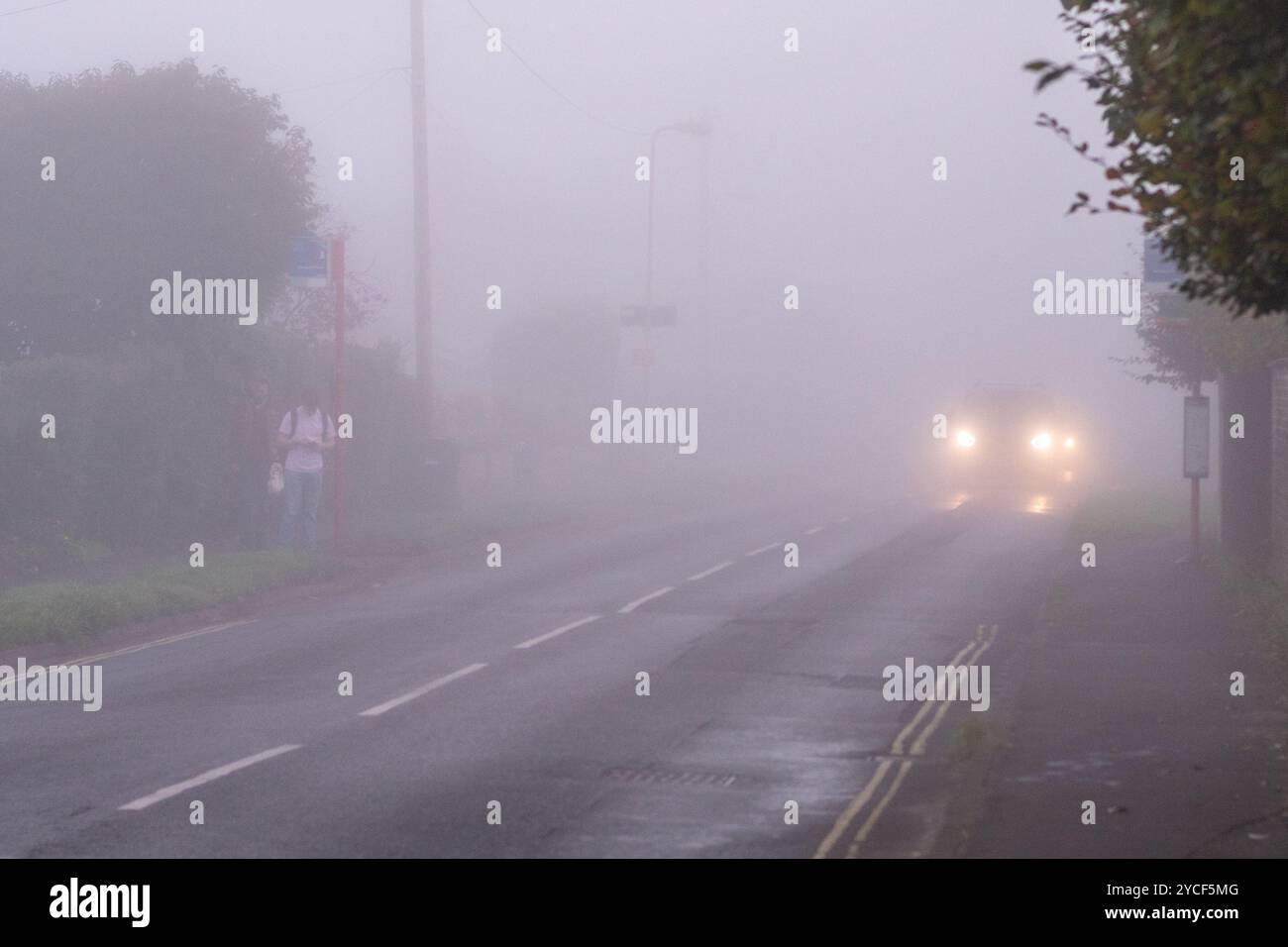 les phares sont allumés Phares allumés Banque de photographies et d'images à haute résolution -  Alamy