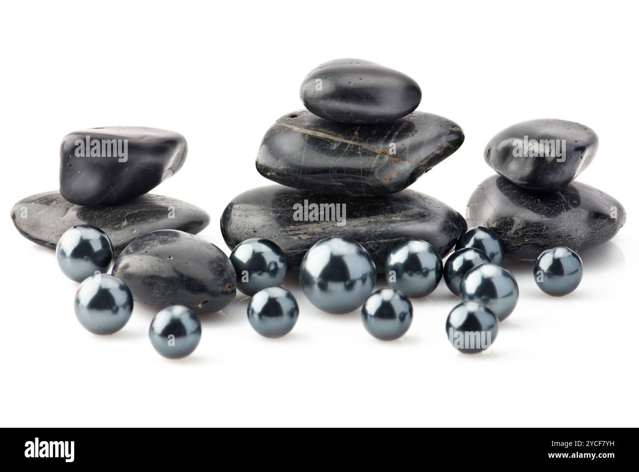 Pierres naturelles en pyramide et perles noires Banque D'Images