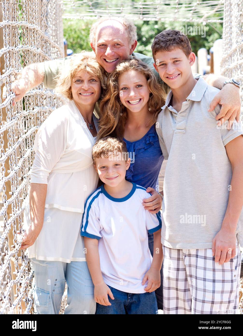 Portrait de famille sur le pont suspendu Banque D'Images