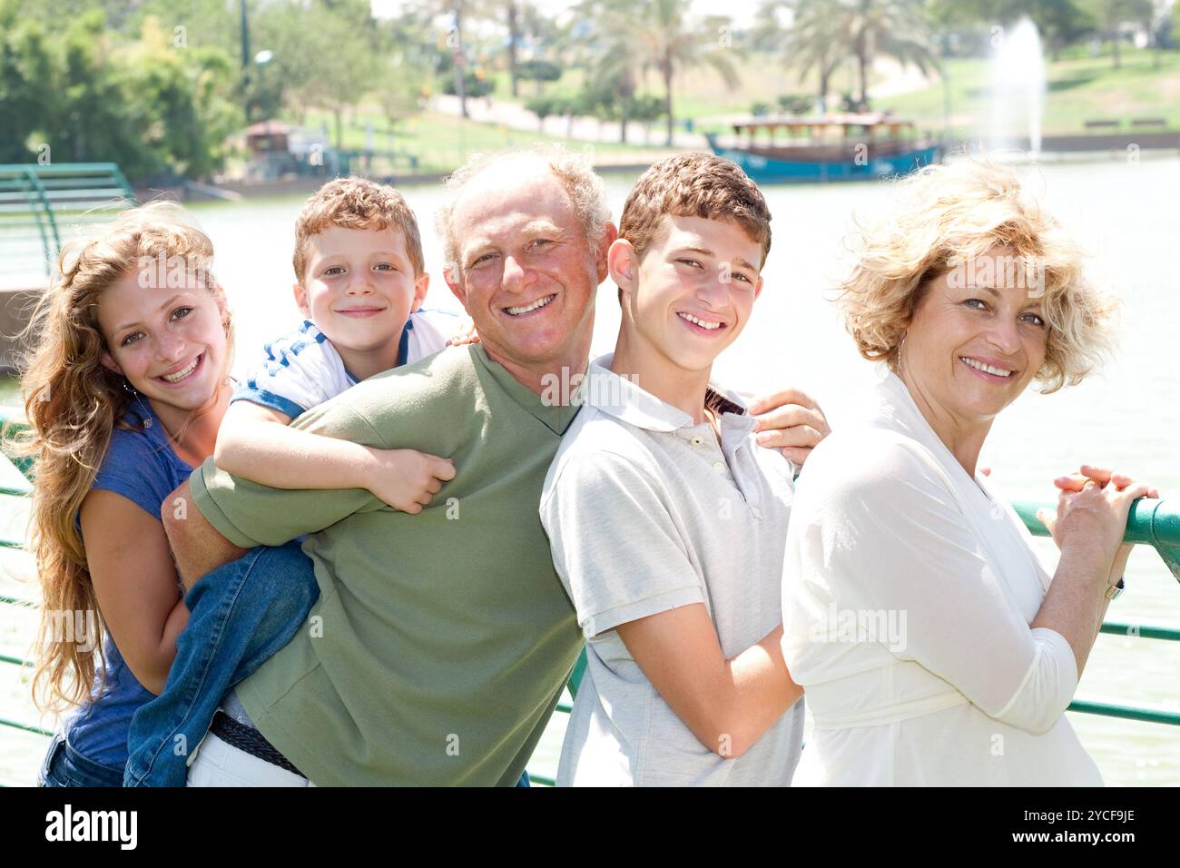 Image de Portrait d'une famille heureuse debout dans une ligne Banque D'Images