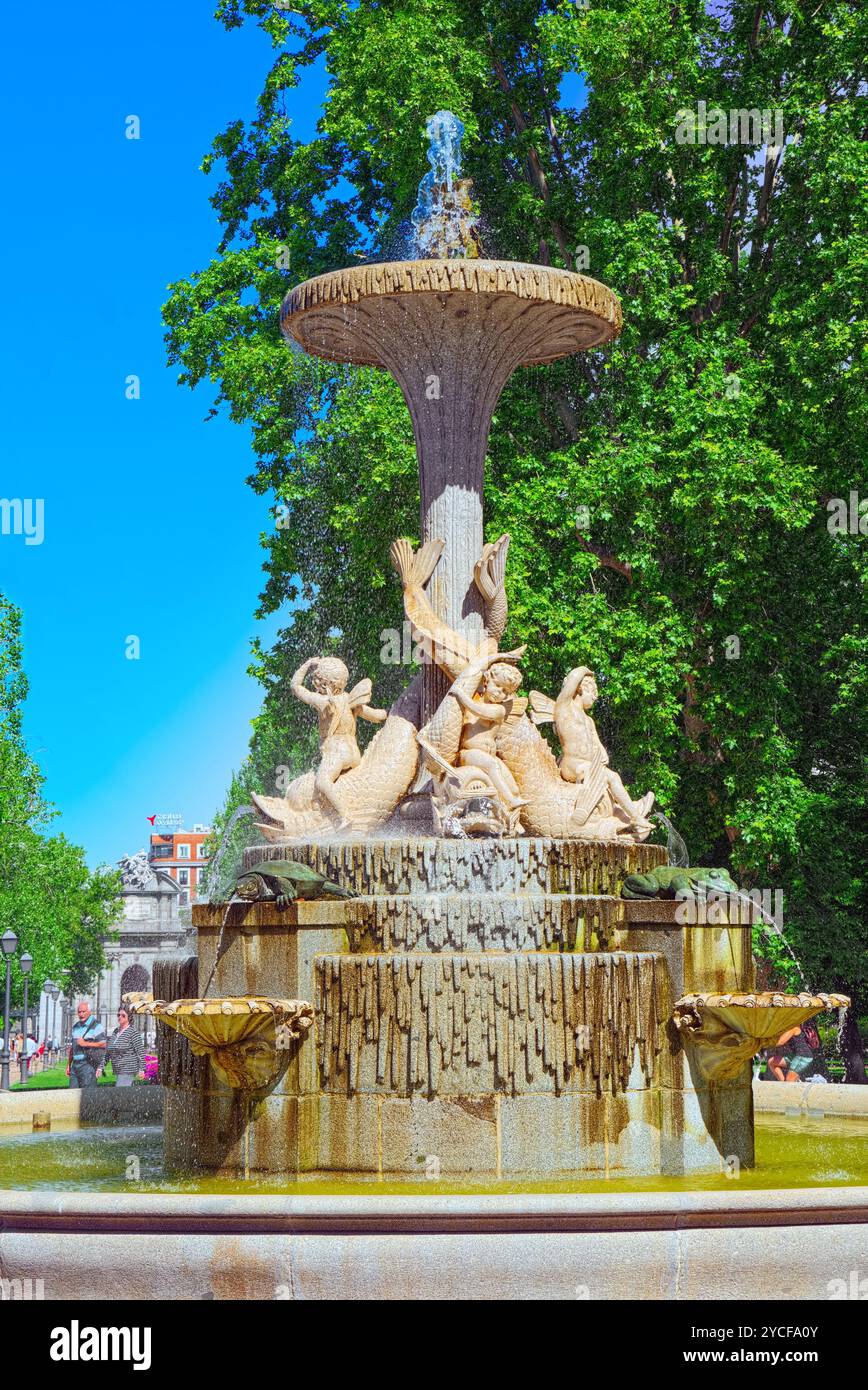 Fontaine Fuente de los Galapagos ( Galqapagos) dans la région de Buen Retiro Park - la plupart des plus grandes et des plus belles de la parcs de Madrid. L'Espagne. Banque D'Images