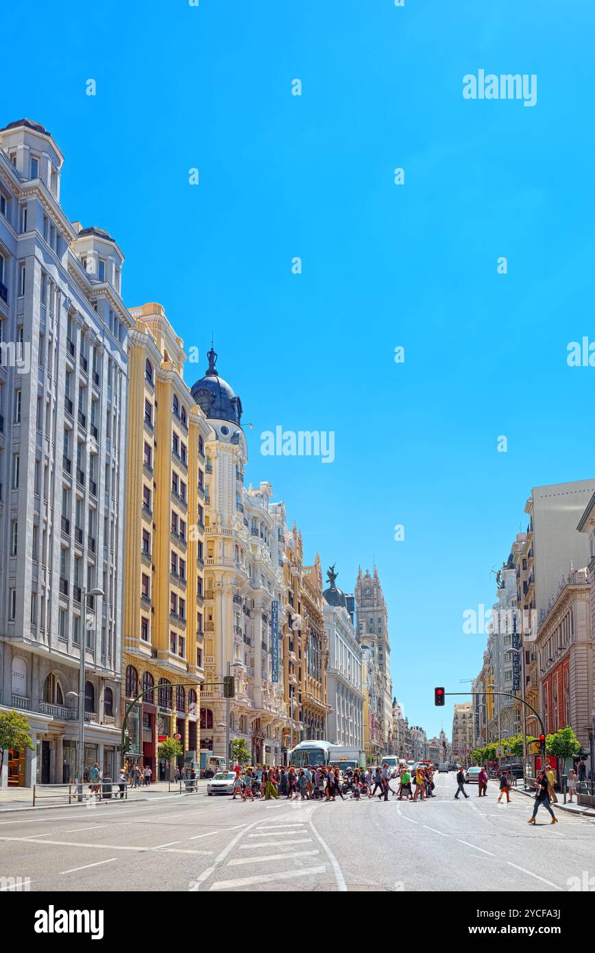 Madrid, Espagne - Juin 05, 2017 : la rue Gran Via à Madrid, de jour, trafic, voiture sur la rue Gran Via, du principal quartier commerçant et financier de la capitale dans la rue Banque D'Images