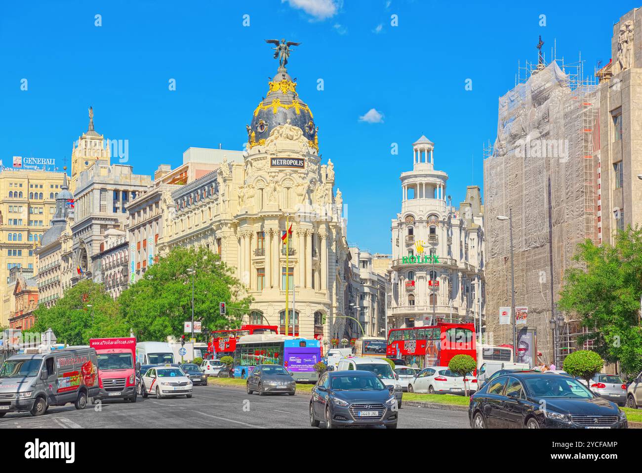 Madrid, Espagne - Juin 06, 2017 : la rue Gran Via à Madrid, de jour, trafic, voiture sur la rue Gran Via, du principal quartier commerçant et financier dans la rue habitant Banque D'Images