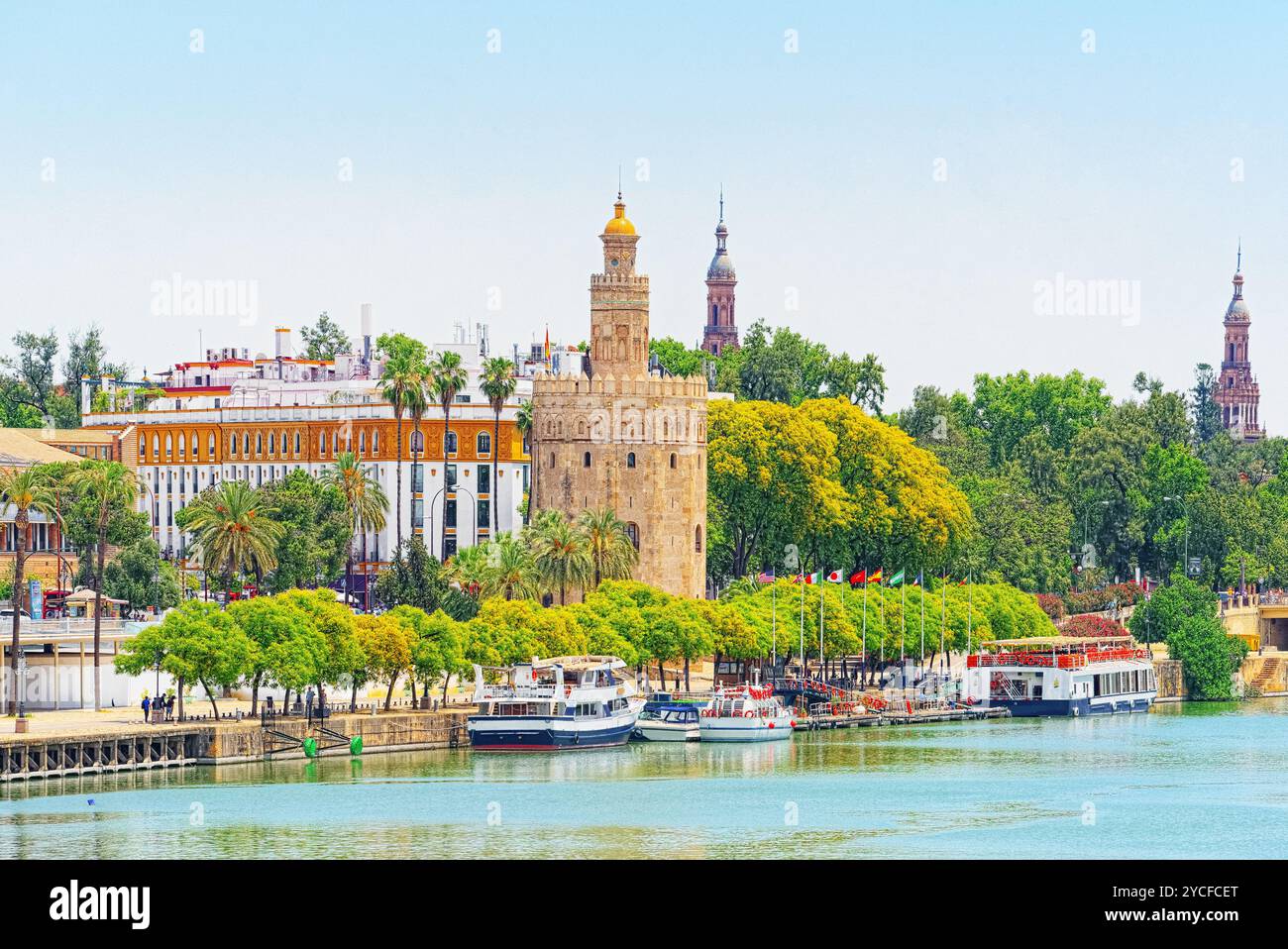 Vue sur le centre-ville de Séville et Guadalquivir River Promenade. L'Espagne. Banque D'Images