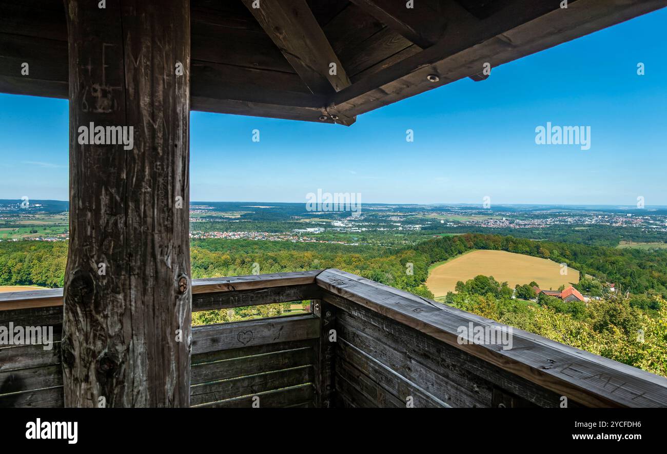 Allemagne, Bade-Württemberg, Reutlingen - Bronnweiler, jusqu'en 1073 il y avait un château (Alteburg) sur la Käpfle de 594 m de haut, depuis 1974 il y a une tour d'observation en bois de douze mètres de haut sur la Käpfle Banque D'Images