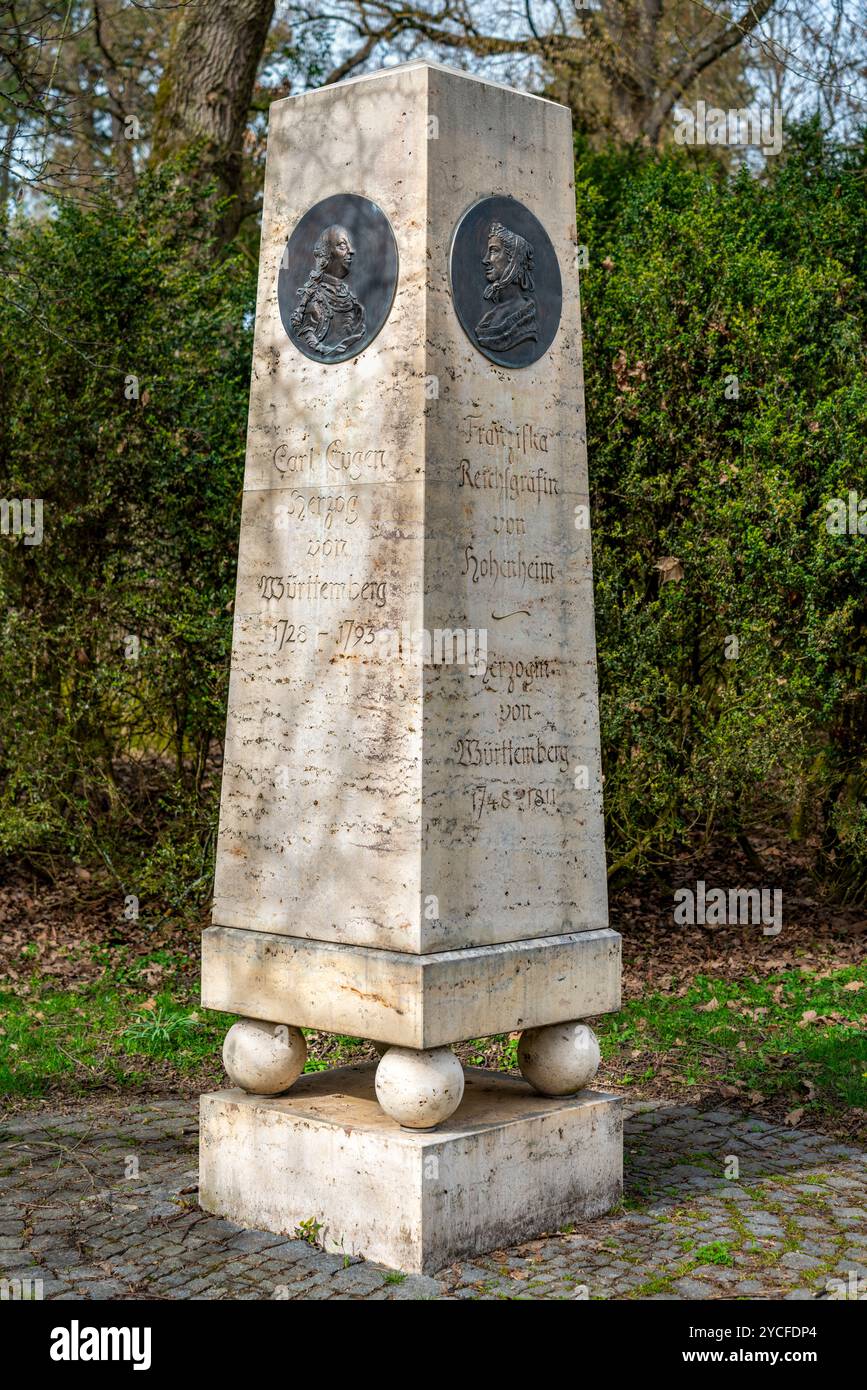 Allemagne, Bade-Württemberg, Stuttgart, monument Franziska dans les jardins de Hohenheim. A gauche : duc Carl Eugen à droite : Franziska von Hohenheim Banque D'Images