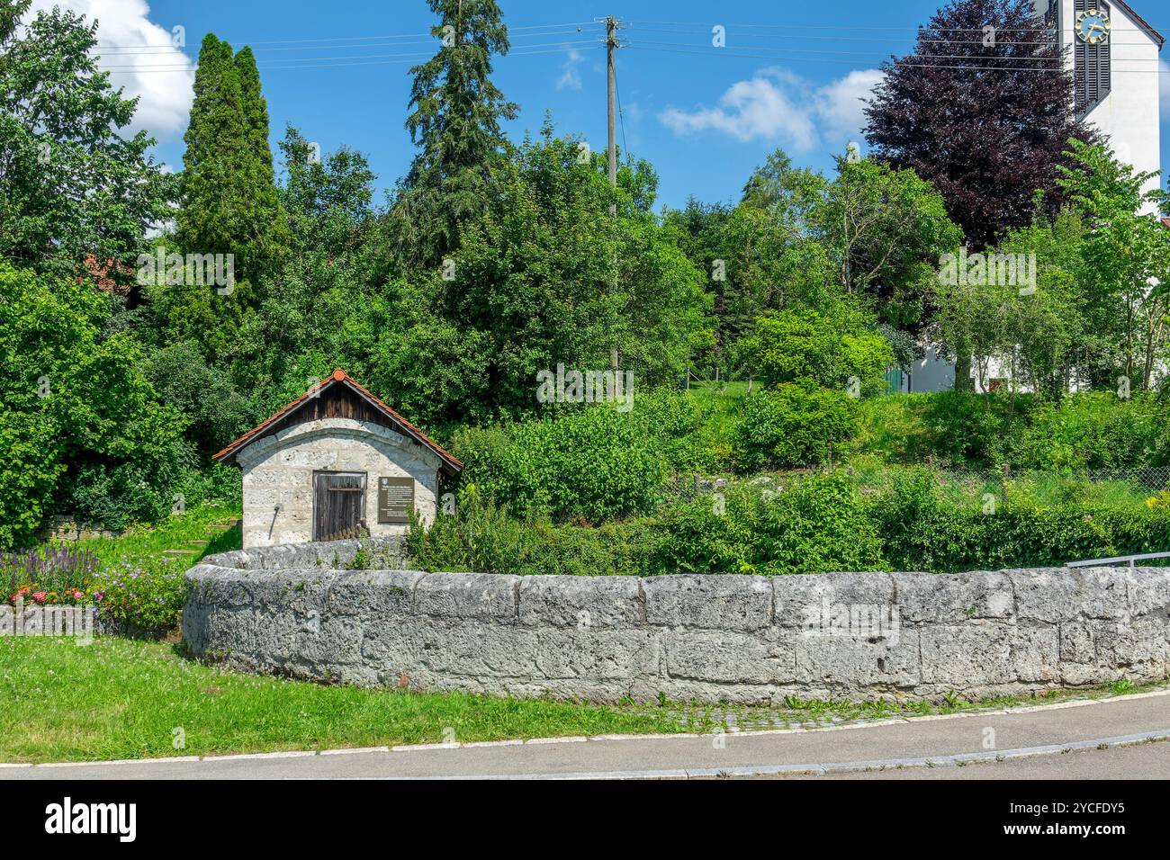 Allemagne, Bade-Württemberg, maison de printemps et Rossbrunnen à Lonsingen sur l'Alb souabe, le bassin de puits, construit en pierre naturelle vers 1800, est d'environ 7m de profondeur et a un diamètre de 12m. Banque D'Images