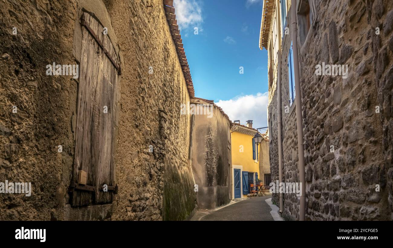 Rue du village à Cesseras. La commune fait partie du Parc naturel régional du Haut-Languedoc. Banque D'Images