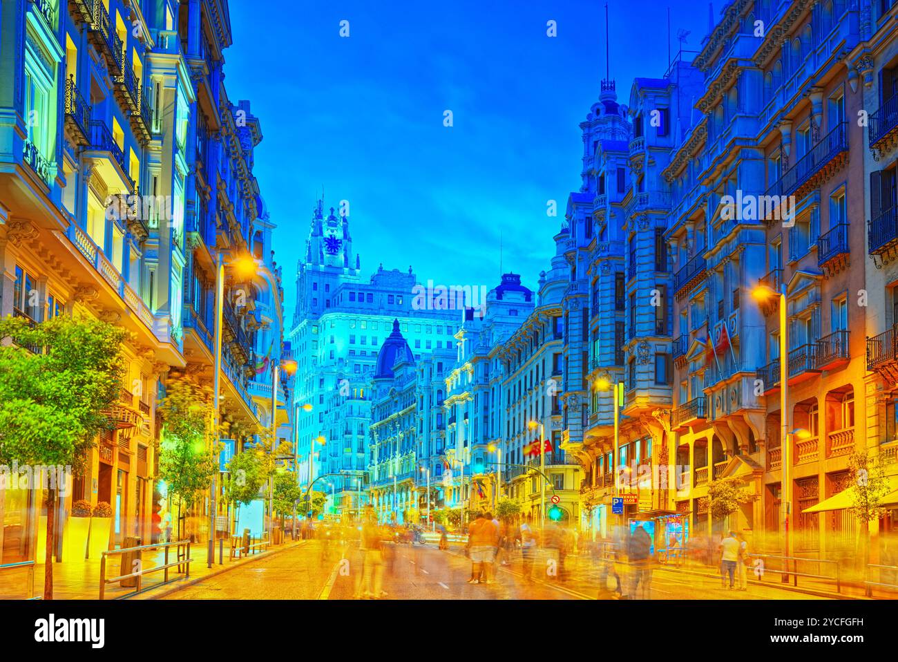 Madrid, Espagne - Juin 04, 2017 : la rue Gran Via à Madrid, après le coucher du soleil, Feux de circulation sur la Gran Via, du principal quartier commerçant et financier de Madrid à Banque D'Images