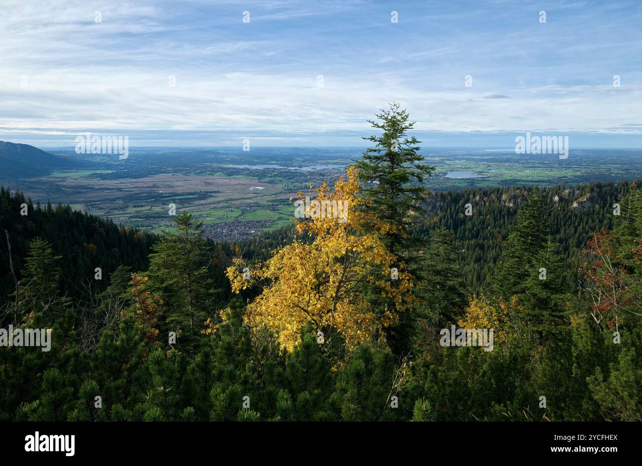 Vue sur le pays des cinq lacs au sud de Munich depuis le sentier de randonnée jusqu'à la montagne Heimgarten en fin d'après-midi en automne Banque D'Images