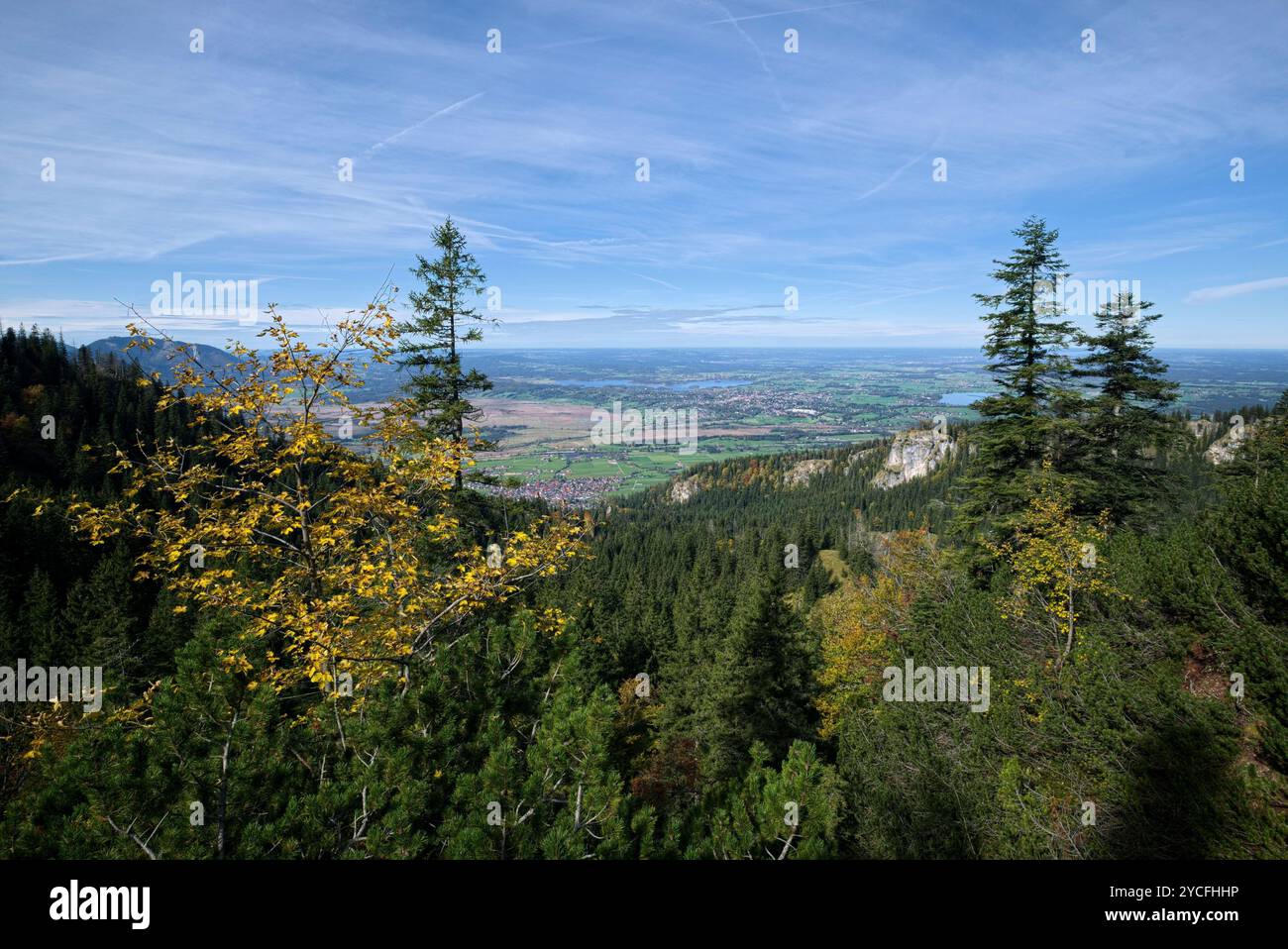 Vue sur le pays des cinq lacs au sud de Munich du sentier de randonnée à la montagne Heimgarten en automne Banque D'Images