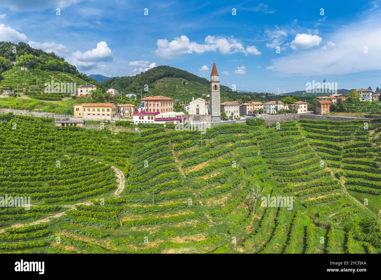 Le village de Rolle dans la municipalité de Cison di Valmarino, entouré par les vignobles de Prosecco, un site du patrimoine de l'UNESCO, province de Trévise, Vénétie, Italie Banque D'Images