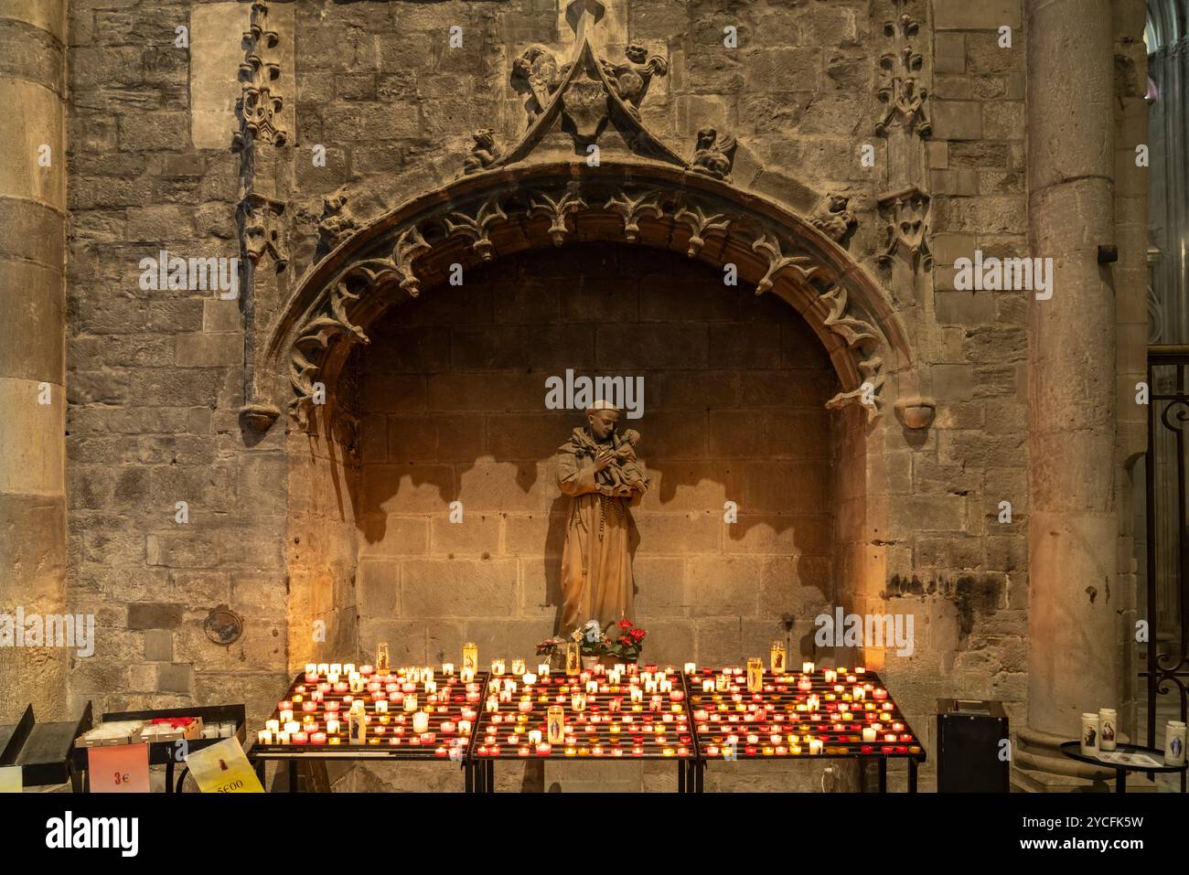 Bougies à l'intérieur de la Basilique de St-Nazaire et St-Celse, Carcassonne, France, Europe Banque D'Images