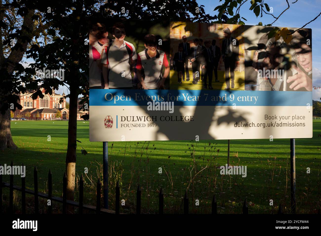 Un panneau publicitaire pour la prochaine journée portes ouvertes des admissions étudiantes au Dulwich College dans le sud de Londres, le 22 octobre 2024, à Londres, Angleterre. Dans le cadre de la politique électorale du Parti travailliste, les frais de scolarité privés au Royaume-Uni seront soumis à une TVA de 20 % à partir du 1er janvier 2025. Banque D'Images