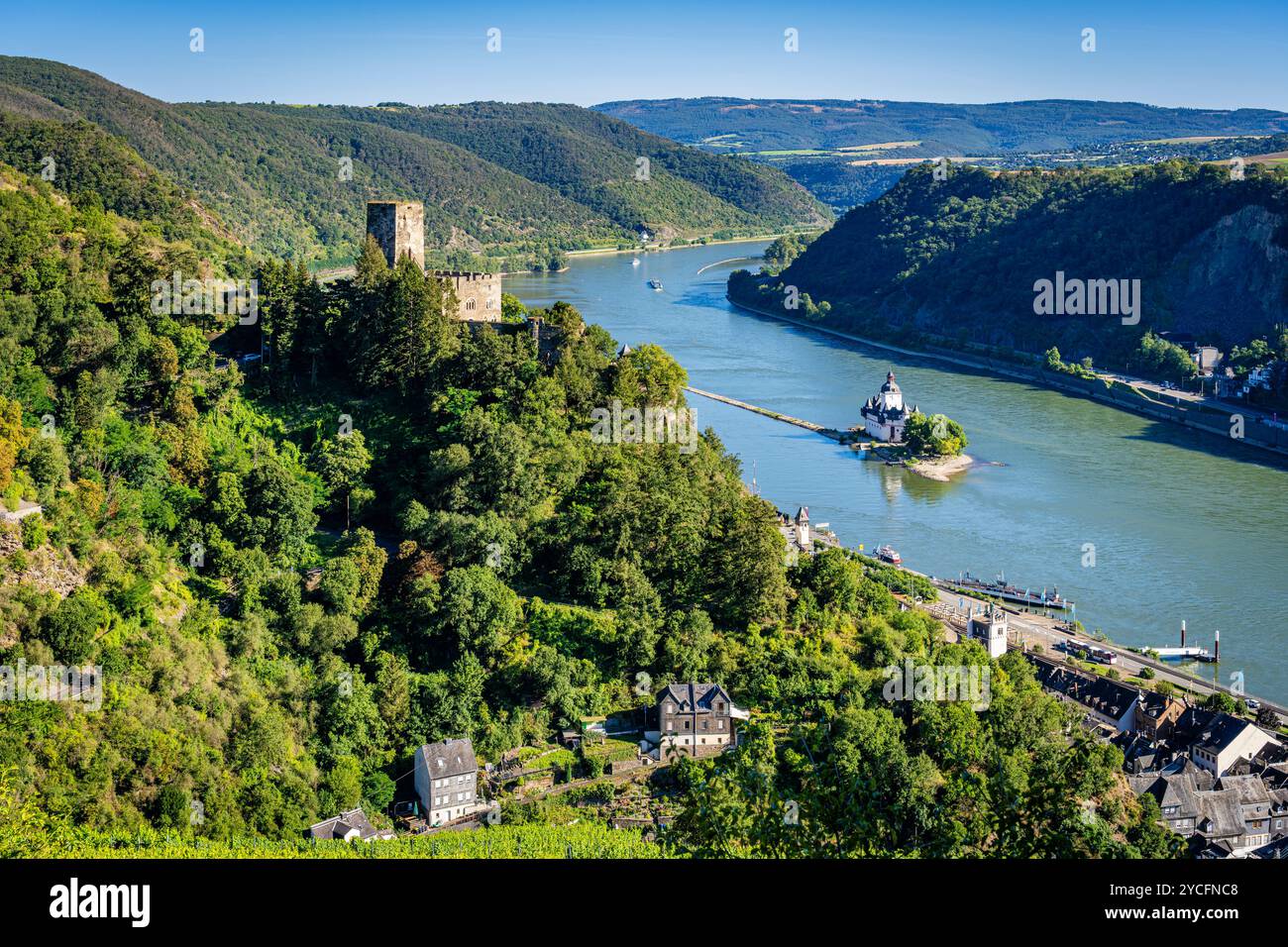 Vallée du Rhin moyen supérieur près de Kaub avec le château de Gutenfels et le château des douanes Pfalzgrafenstein au milieu du Rhin, en arrière-plan le Kauber Werth et le Wilde Gefähr, Banque D'Images