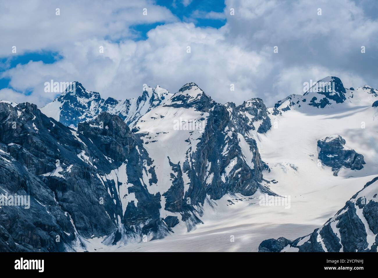 Col du Stelvio, Vallée de Venosta, Tyrol du Sud, Italie, paysage de montagne sur l'Ortler, Alpes italiennes, paysage enneigé sur la route du col du Stelvio. Les Alpes Ortler dans la vallée de Venosta avec leurs presque 100 glaciers sont une chaîne de montagnes d'environ 50 km de long et 40 km de large. Banque D'Images