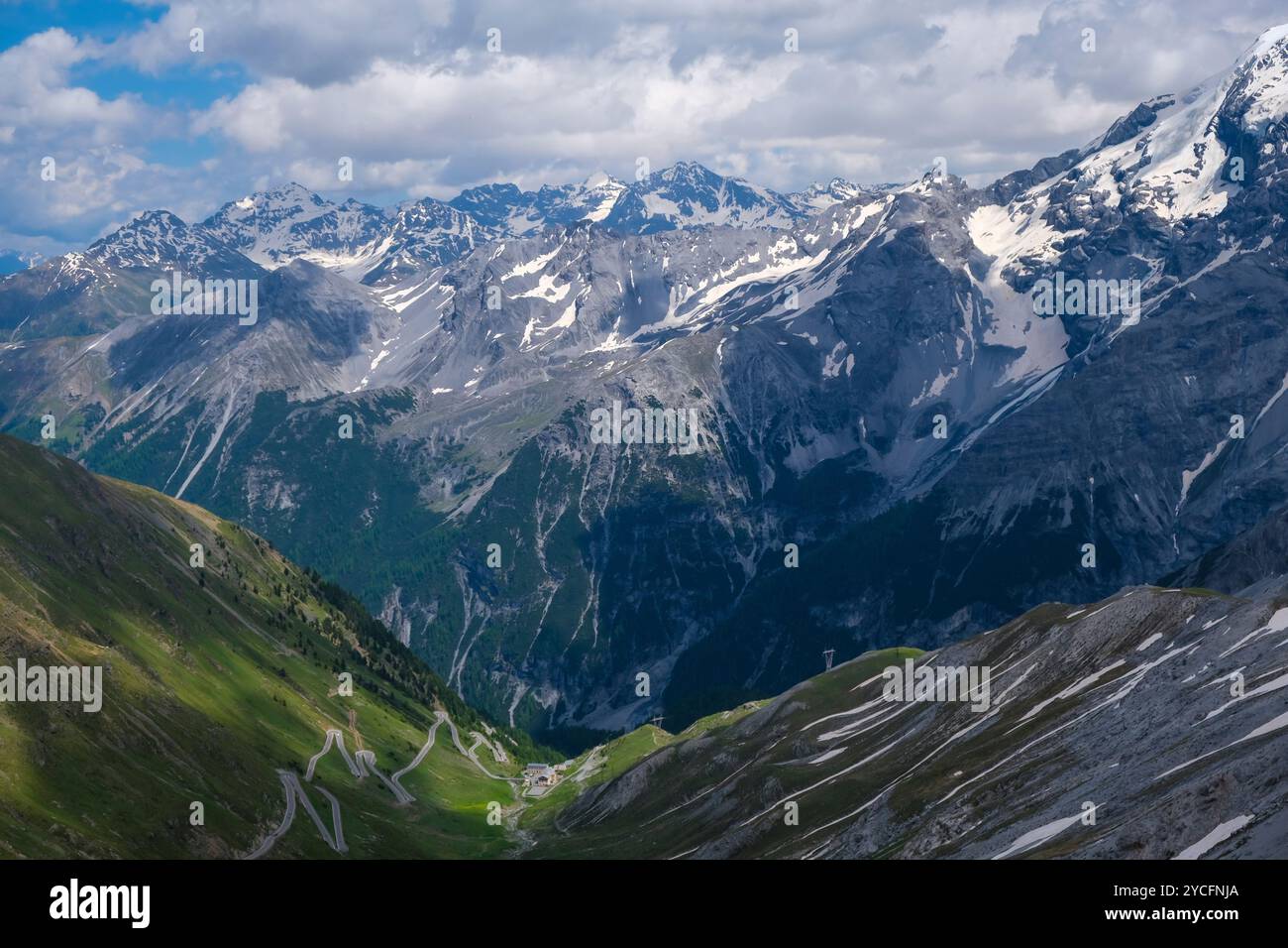 Col du Stelvio, Vallée de Venosta, Tyrol du Sud, Italie, paysage de montagne sur l'Ortler, Alpes italiennes, paysage enneigé sur la route du col du Stelvio. Les Alpes Ortler dans la vallée de Venosta avec leurs presque 100 glaciers sont une chaîne de montagnes d'environ 50 km de long et 40 km de large. Banque D'Images