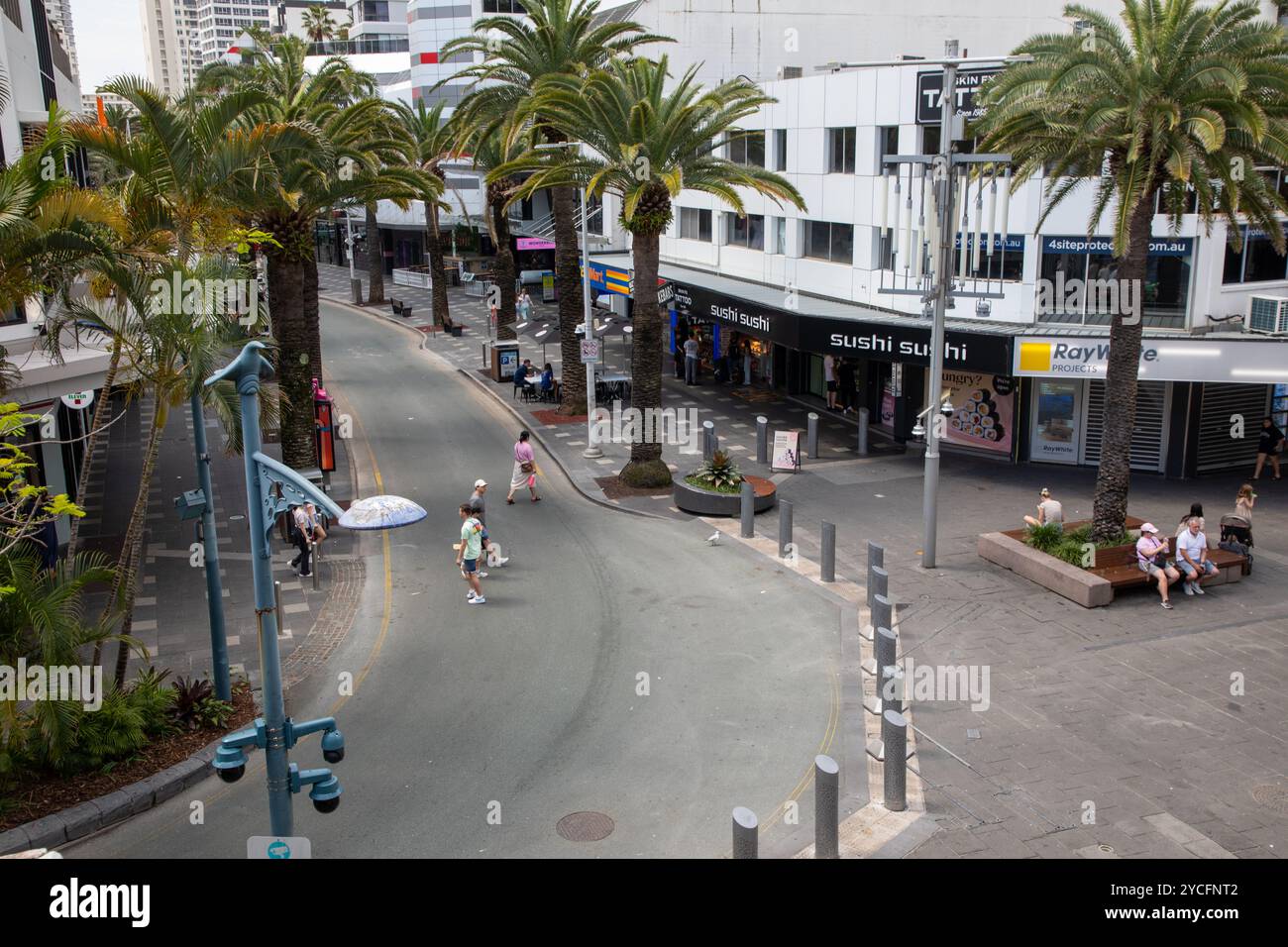 Gold Coast, Queensland, Australie. 8 octobre 2024. Vue vers le bas depuis Surfers Paradise Beer Garden à l'angle de Cavill Avenue et Orchid Avenue Banque D'Images
