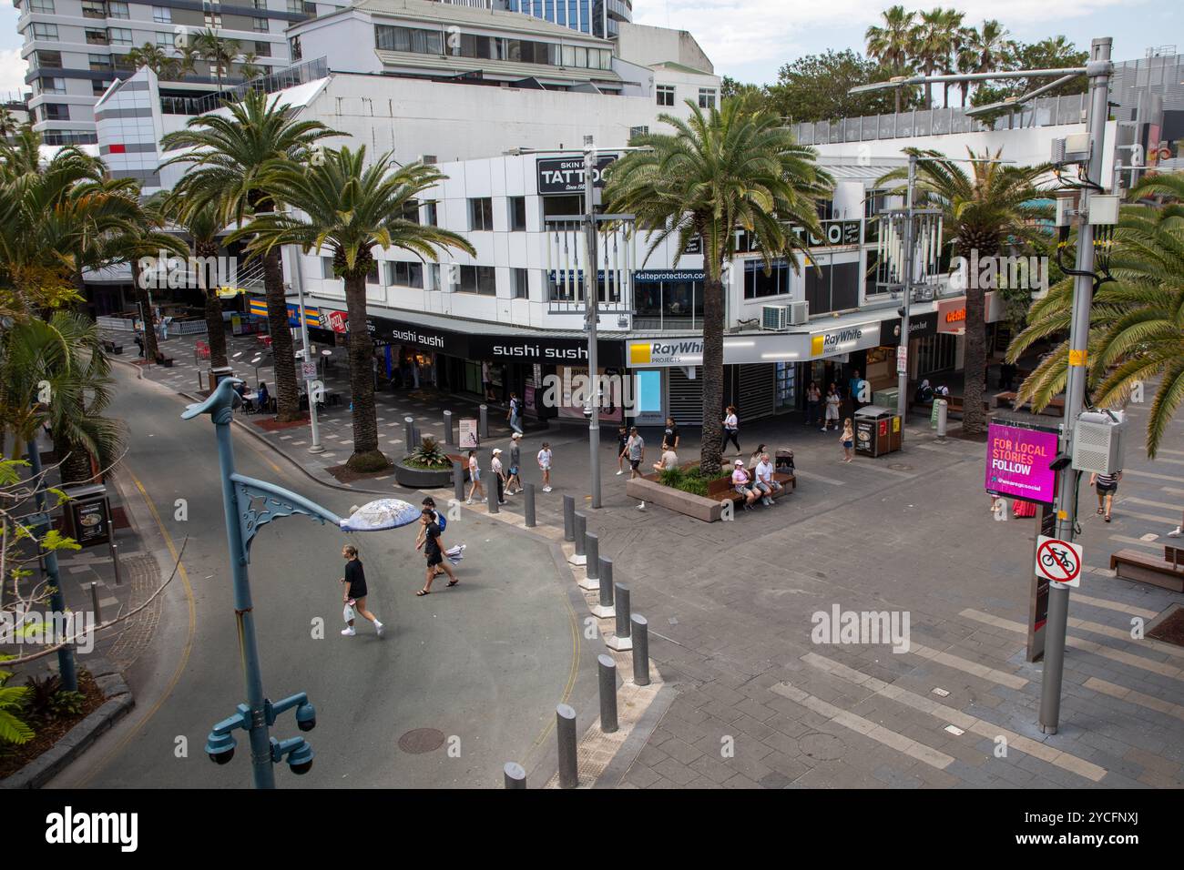 Gold Coast, Queensland, Australie. 8 octobre 2024. Vue vers le bas depuis Surfers Paradise Beer Garden à l'angle de Cavill Avenue et Orchid Avenue Banque D'Images