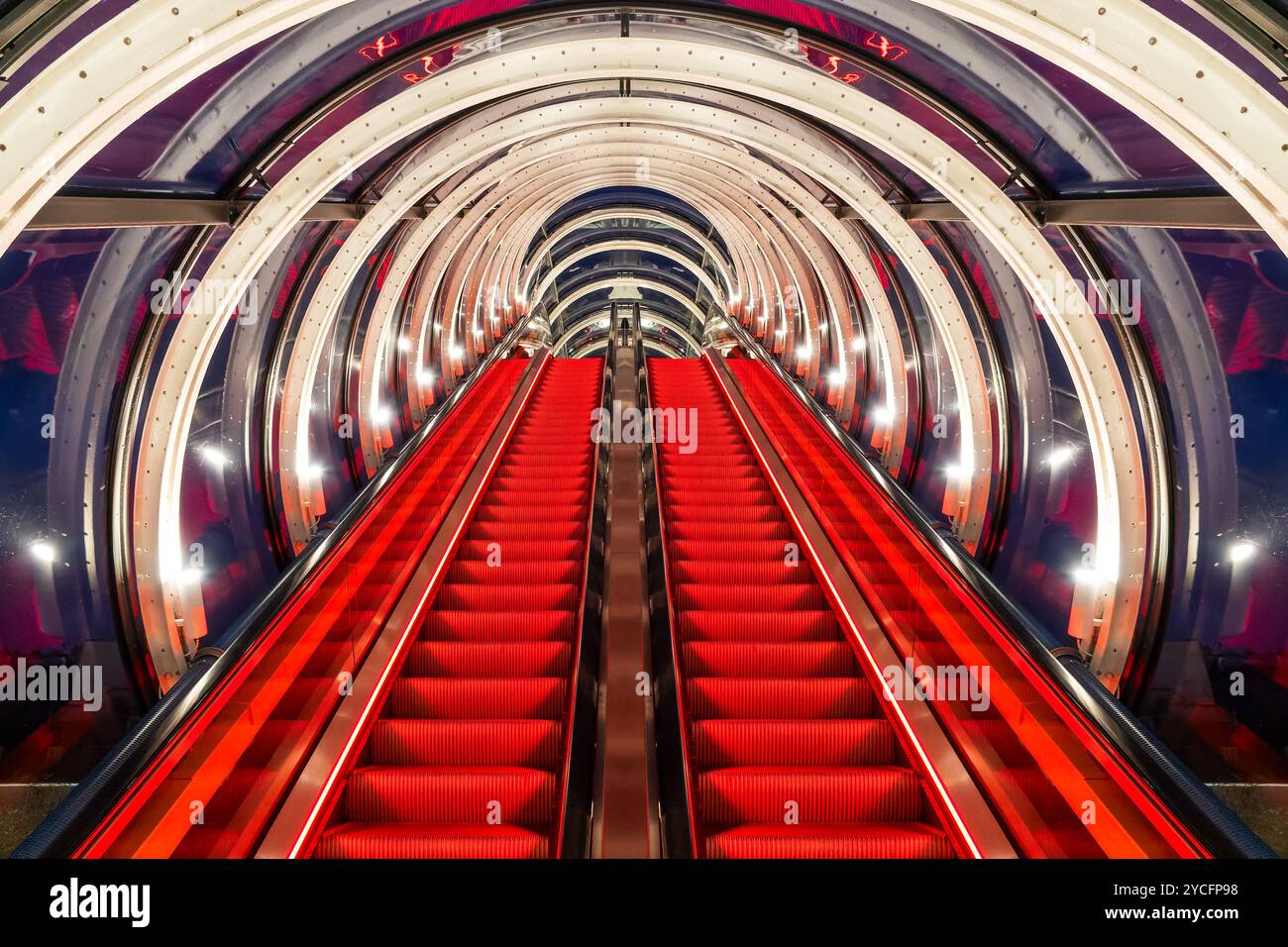 Escalator au Centre Pompidou (ou Beaubourg) la nuit à Paris, photographie d'architecture abstraite urbaine colorée Banque D'Images