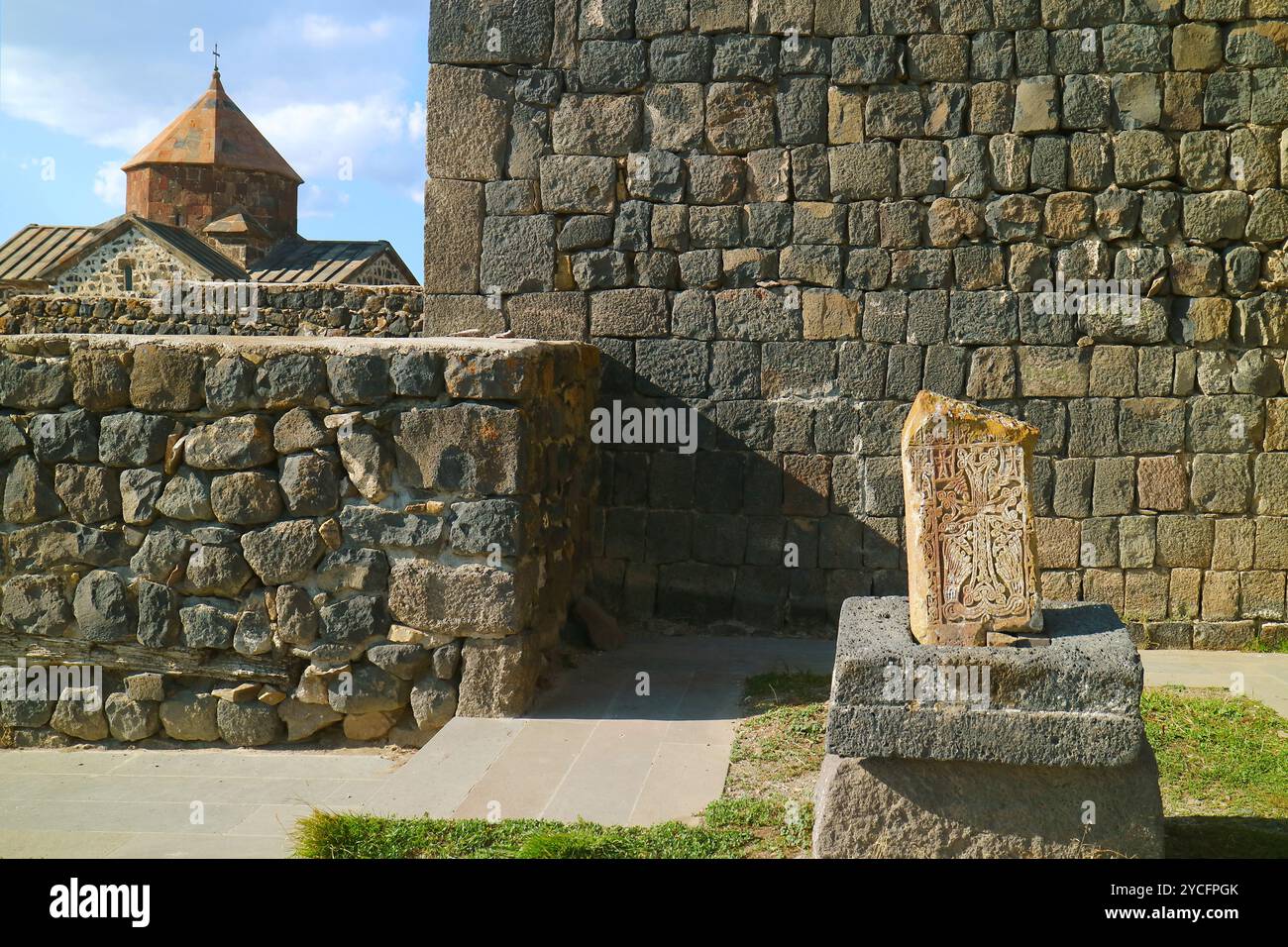 Khachkar ou la pierre de croix arménienne au complexe du monastère de Sevanavank, lac Sevan, province de Gegharkunik en Arménie Banque D'Images