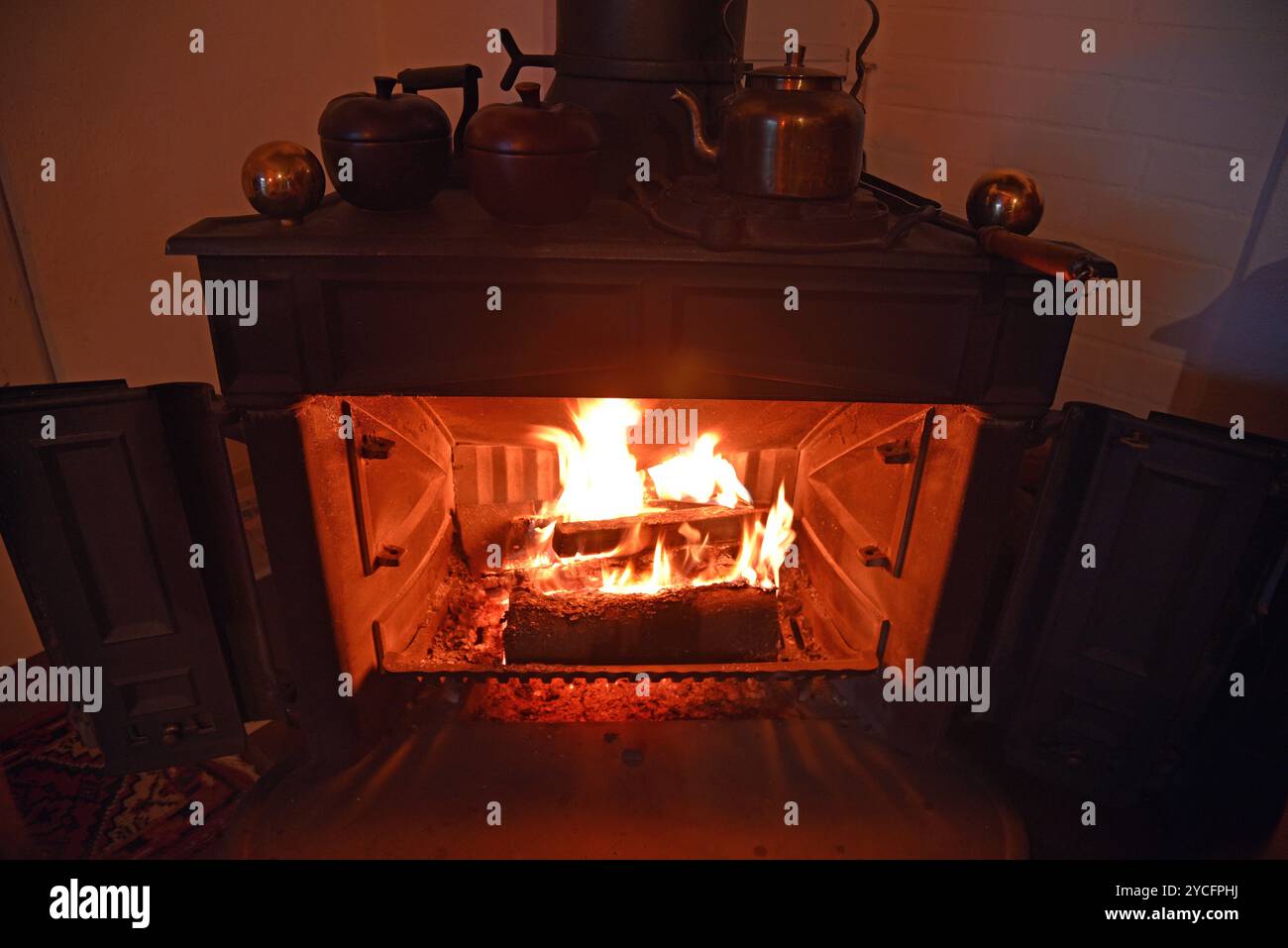 Feu, feu ouvert, feu de bois, braises, poêle à bois 'Franklin' en fonte, également appelé Stovax Regency ou Godin Colonial Banque D'Images