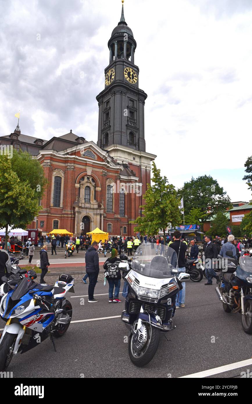 Europe, Germany, Hanseatic City of Hamburg, City, Annual Biker meeting in the Michel, organisé Michael's Church, défilé des participants Banque D'Images