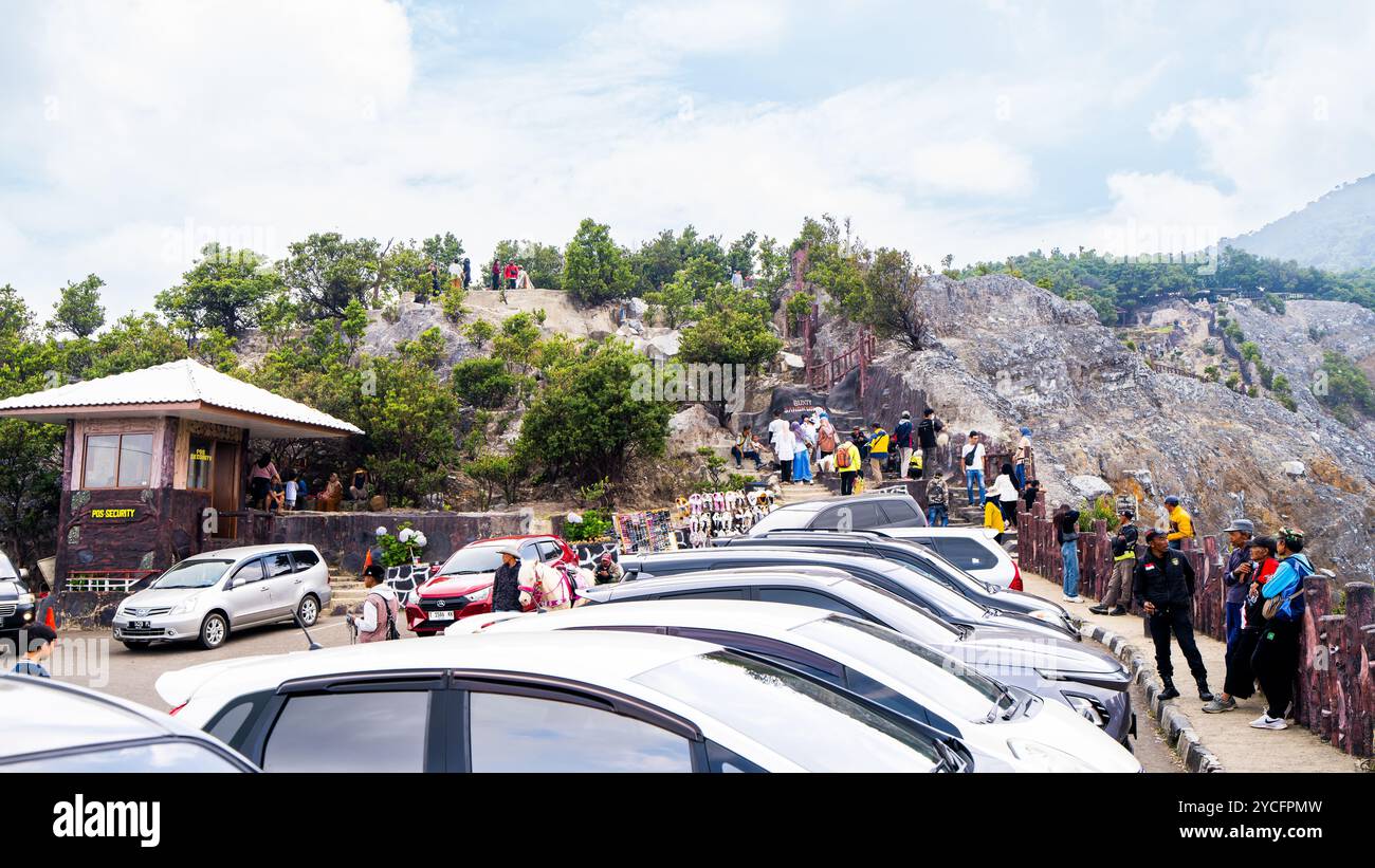 Visiteur du cratère Tangkuban Perahu volcan actif Banque D'Images