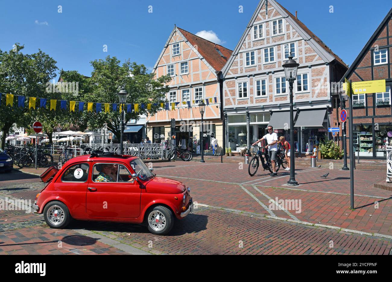 Europe, Allemagne, région métropolitaine de Hambourg, basse-Saxe, stade district, Buxtehude, vieille ville, Niederelbe Classics, rallye automobile classique, Fiat 500 de 1972, rouge Banque D'Images