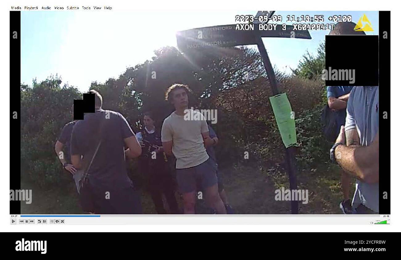 Capture d'écran tirée d'une vidéo de caméra de corps publiée par la police métropolitaine en date du 9/9/2023, lorsque Daniel Khalife a été arrêté au chemin de halage du Grand Union canal près de Rowdell Road, Northolt, Londres, qui a été montré à un jury au Old Bailey, Londres, pendant son procès. Khalife, 23 ans, aurait fui sa caserne militaire en janvier 2023 lorsqu'il s'est rendu compte qu'il ferait face à des accusations criminelles pour avoir transmis des informations classifiées aux services de renseignement du pays du moyen-Orient. Plus tard, alors qu'il était en détention provisoire, il aurait échappé au HMP Wandsworth en septembre 2023 en s'attachant au sous-marin Banque D'Images