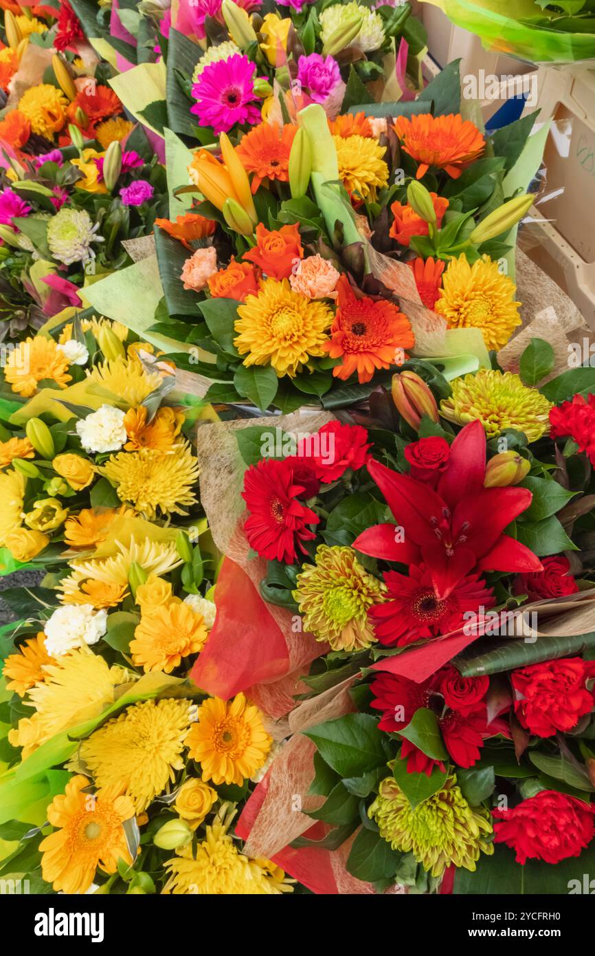 Angleterre, Kent, Deal, Deal samedi Market, bouquets de fleurs fraîches colorées à vendre Banque D'Images