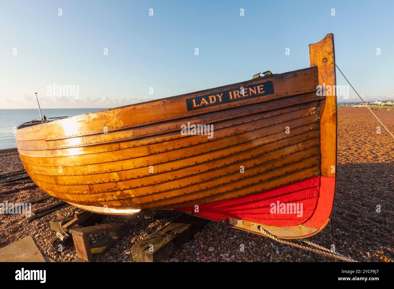 Angleterre, Kent, Deal, Deal Beach, bateau de pêche en clinker en bois Banque D'Images