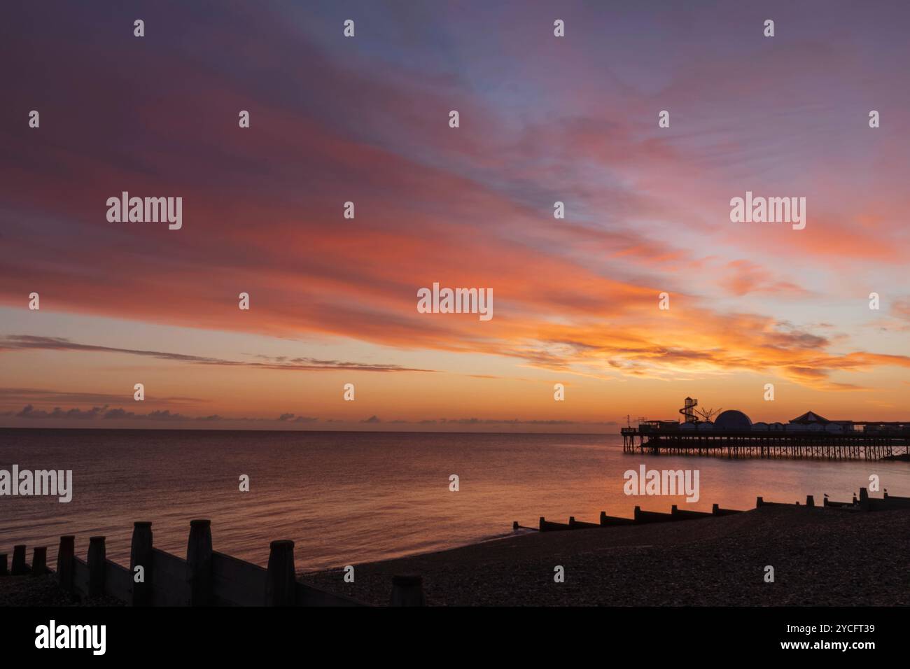 Angleterre, Kent, Herne Bay, Dawn Over Sea et Pier en arrière-plan Banque D'Images