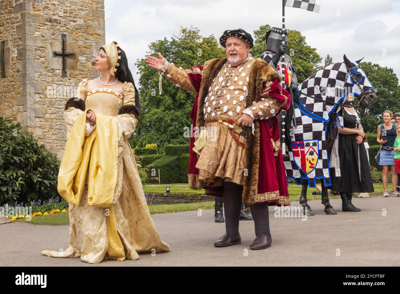 Angleterre, Kent, Hever, Hever Castle, personnages habillés comme Henry VIII et sa femme Anne Boleyn Banque D'Images