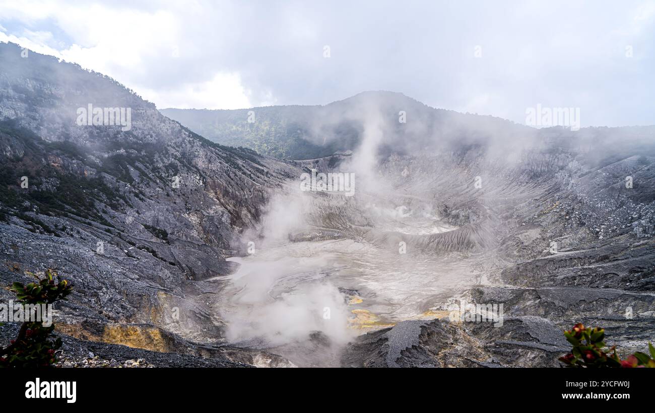 Cratère du volcan Tangkuban Perahu actif Java Ouest Indonésie Banque D'Images