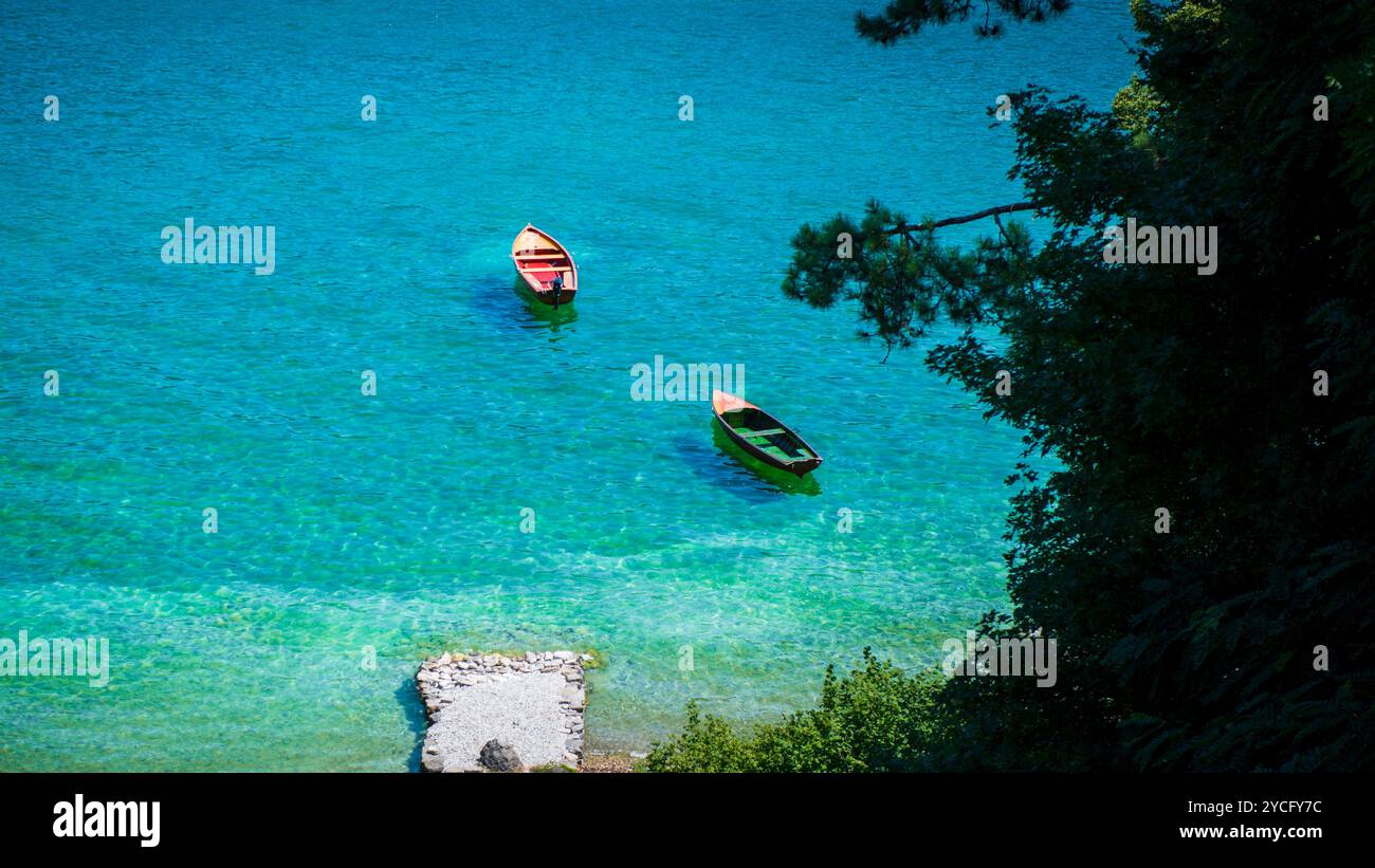 Bateaux de pêche sur un lac turquoise, vue depuis abbove Banque D'Images