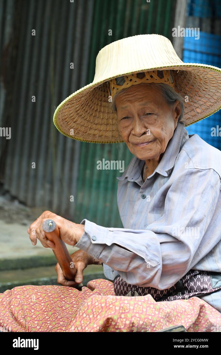 'Floating Market Thailand' Thai vieille femme vendeur assis dans le bateau en bois et posant avec un beau sourire dans Damneon saduak Thaïlande Bangkok Asie Banque D'Images