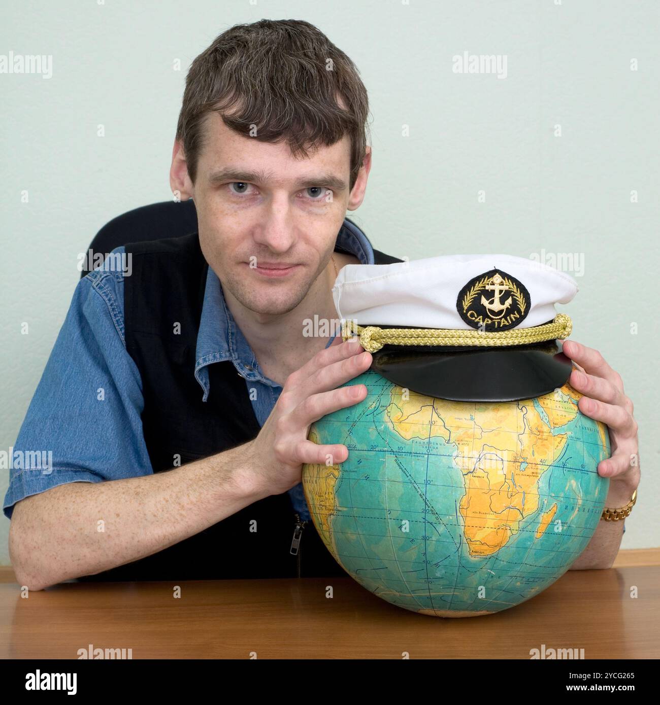 Homme avec le globe et une casquette Banque D'Images