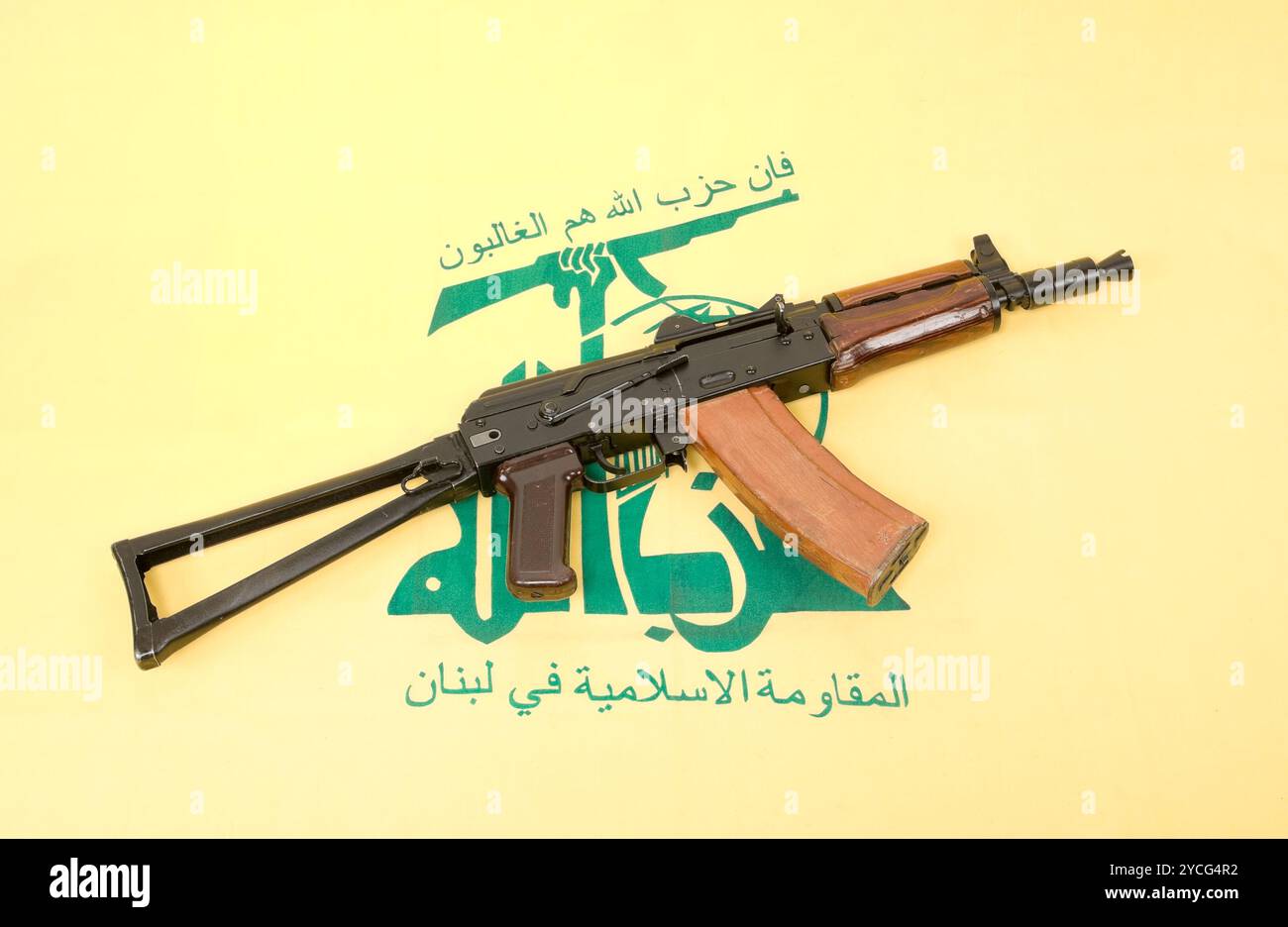 Carabine automatique et d'un drapeau du Hezbollah Banque D'Images