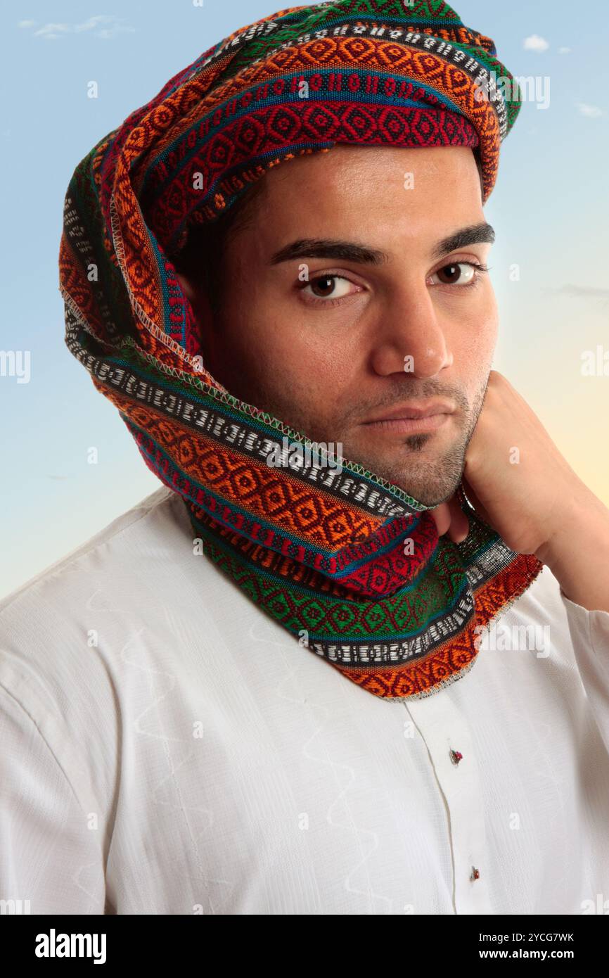 Homme arabe en turban keffiyeh traditionnel Banque D'Images