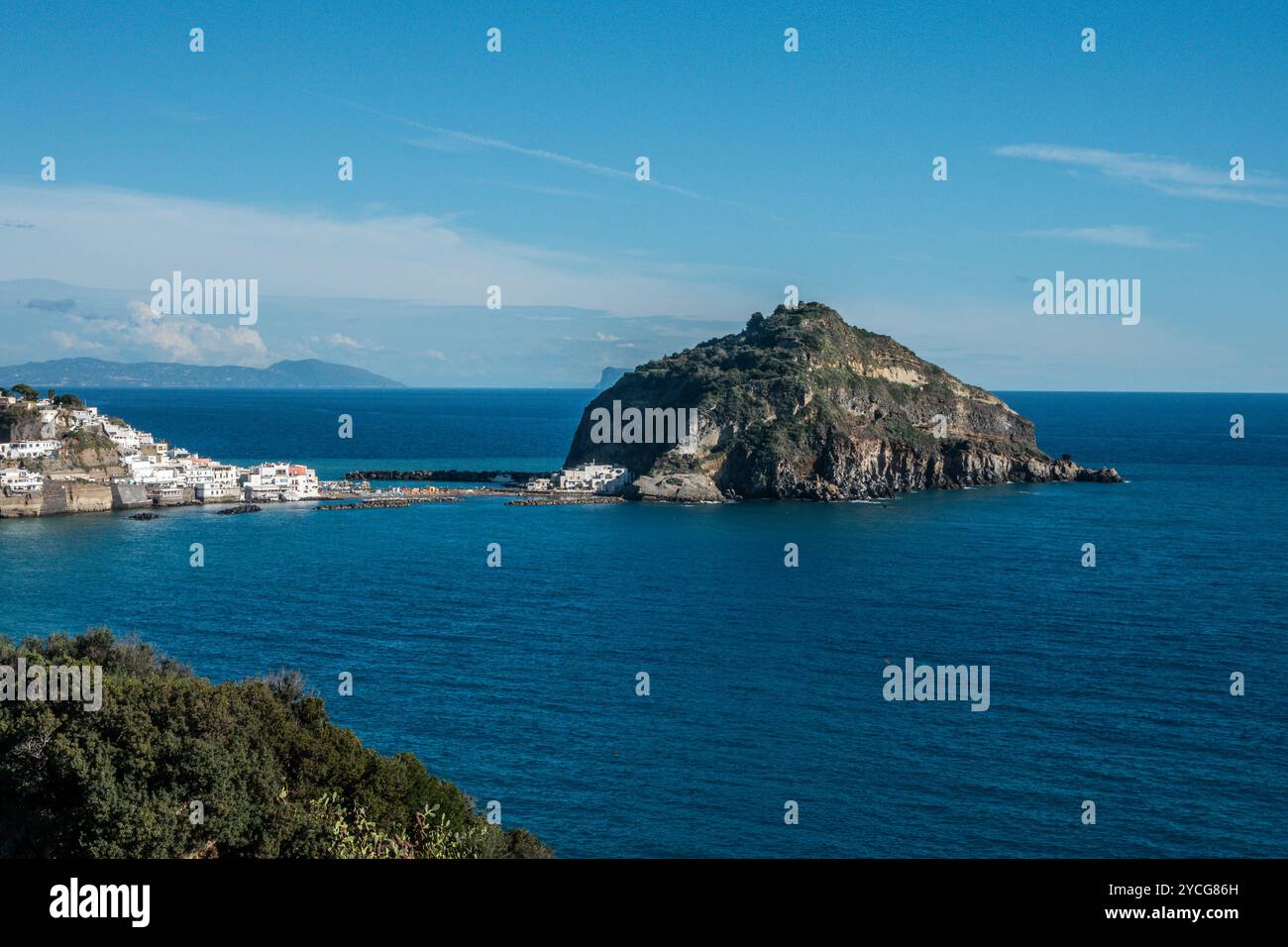 Le village de Sant'Angelo sur l'île d'Ischia par une journée ensoleillée avec une mer bleue calme. Vous pouvez voir le promontoire relié au village avec le bea Banque D'Images