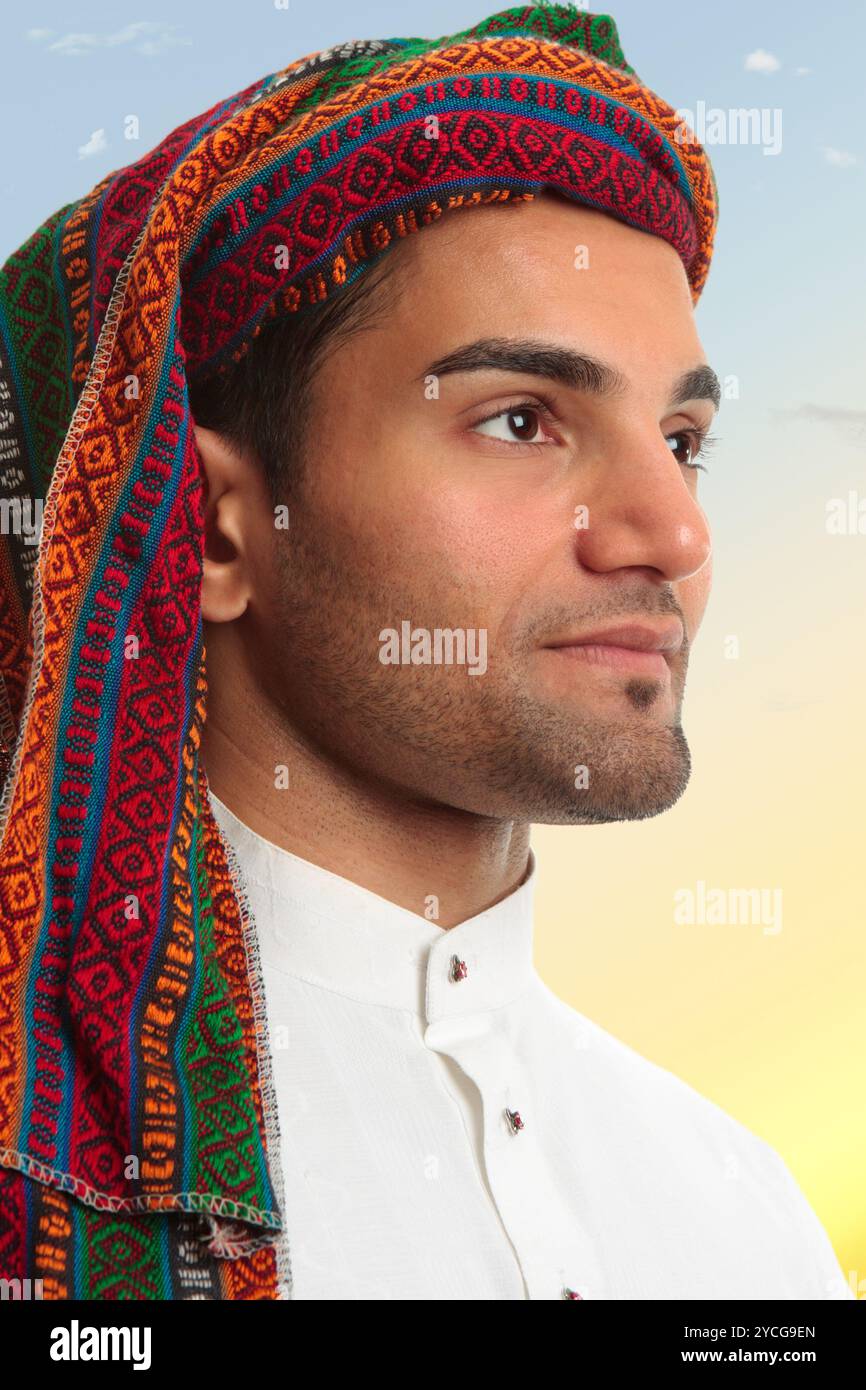 L'homme arabe regarde avec impatience Banque D'Images