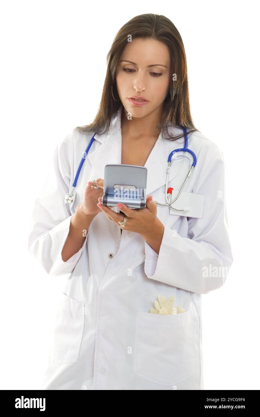 Médecin utilisant un appareil portable avec un logiciel médical. Banque D'Images