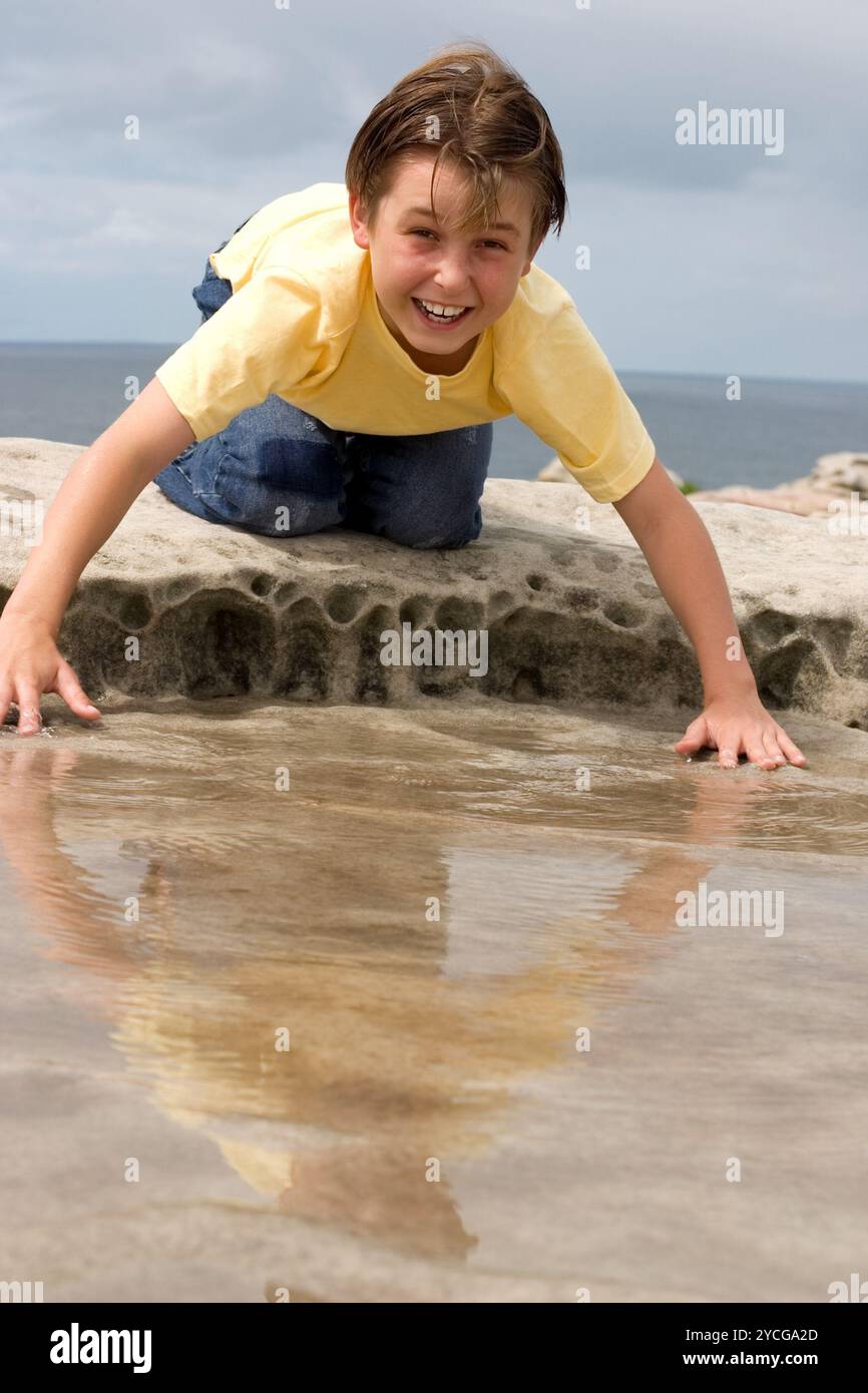 Enfant s'amusant à l'extérieur Banque D'Images