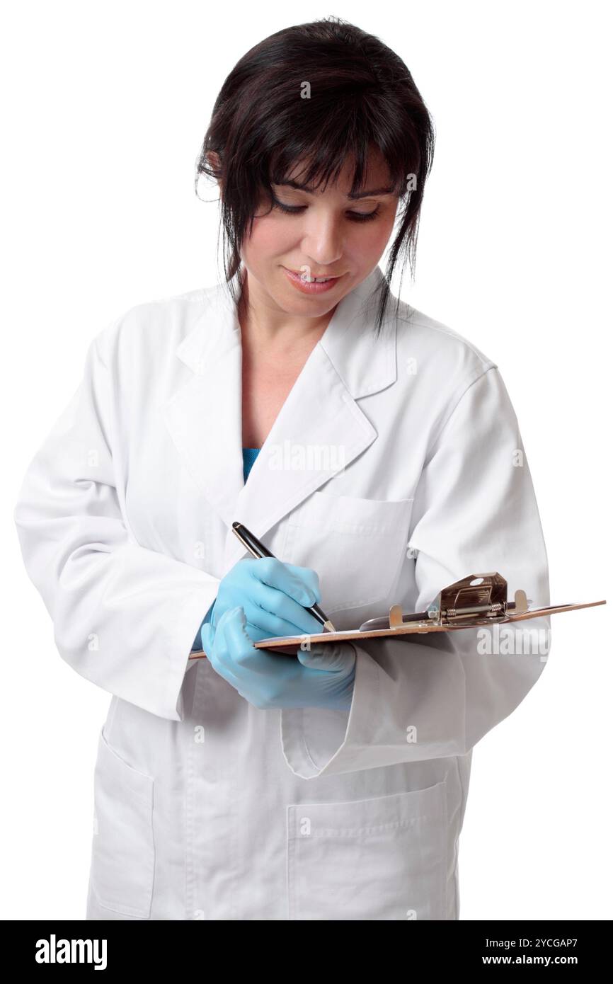 Médecin ou scientist holding clipboard Banque D'Images