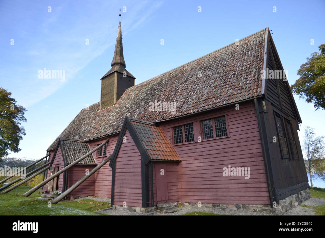 L'église Stave à Kvernes sur l'île d'Averoya en Norvège. Banque D'Images